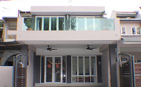 Bercham Vacation House